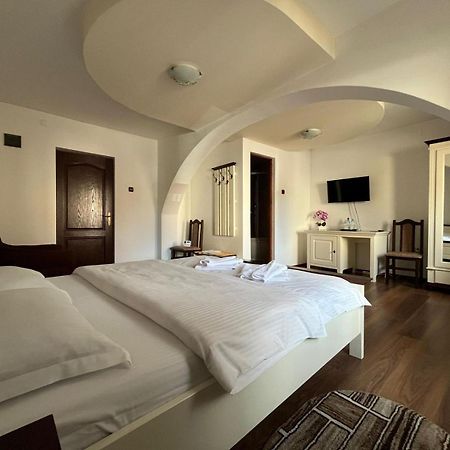 Отель Casa Poenaru Кымпулунг-Молдовенеск Экстерьер фото