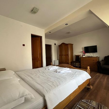 Отель Casa Poenaru Кымпулунг-Молдовенеск Экстерьер фото