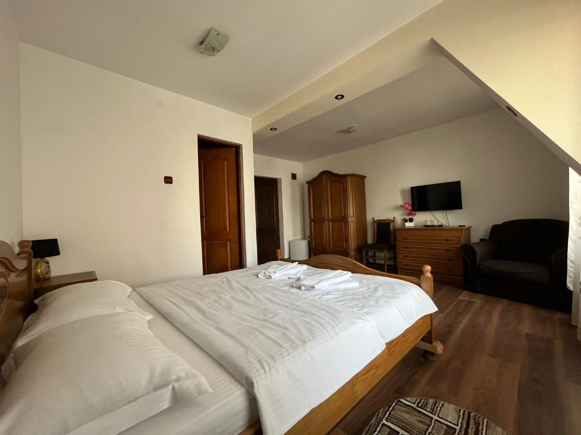 Отель Casa Poenaru Кымпулунг-Молдовенеск Экстерьер фото