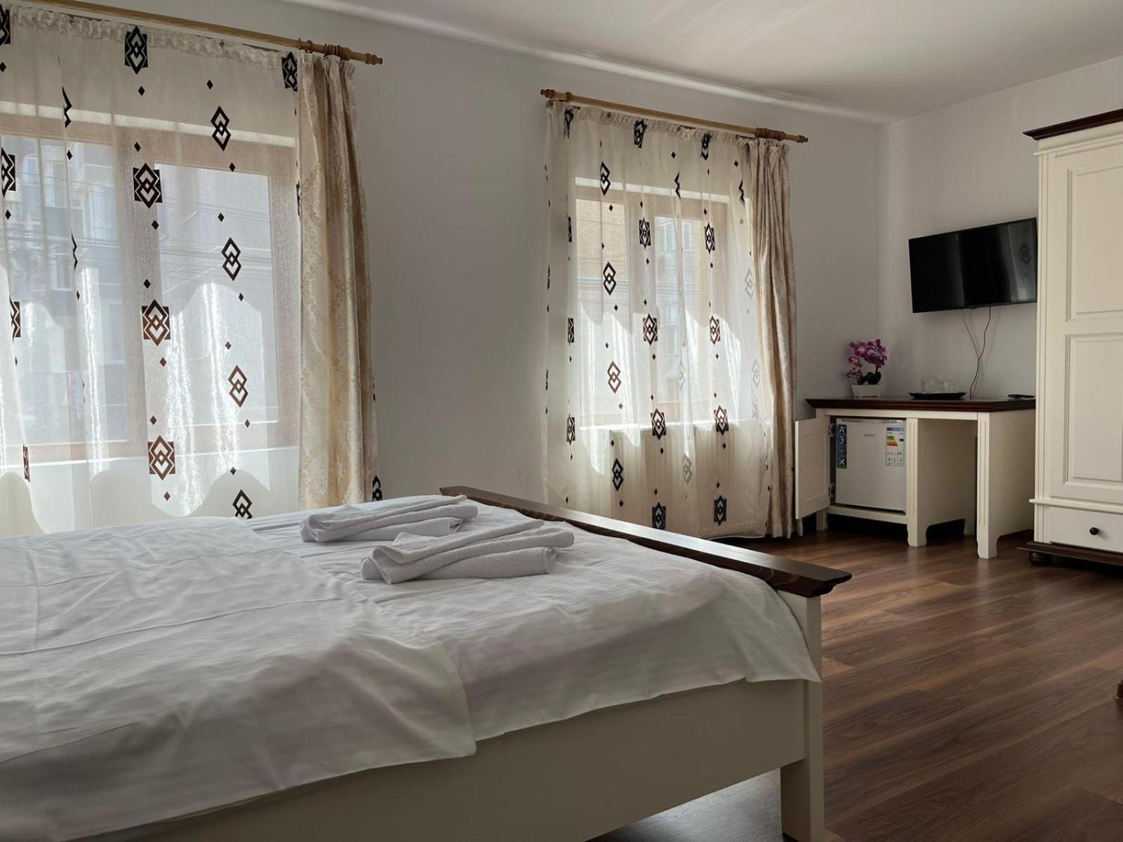 Отель Casa Poenaru Кымпулунг-Молдовенеск Экстерьер фото